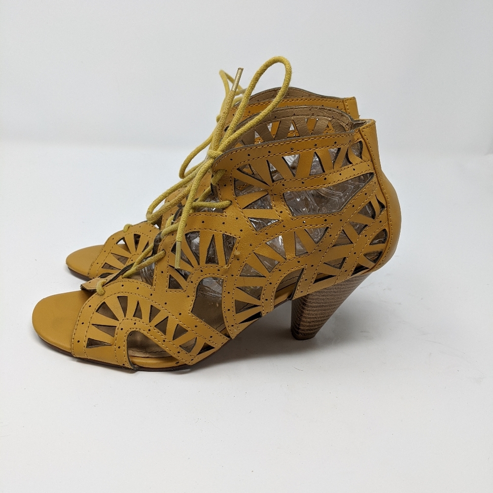 Report Cut-Out Sandals. Perfect for summer! - Picture 4 of 5